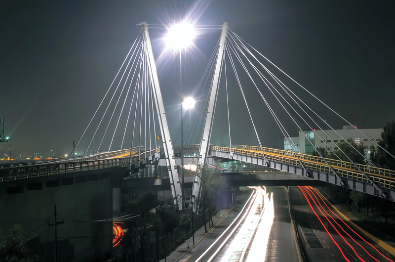 Obra realizada por Grupo INDI Puente atirantado aeropuerto, CDMX